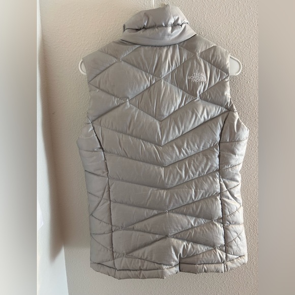 Silver North Face Puffer Best Size Small - Picture 2 of 2